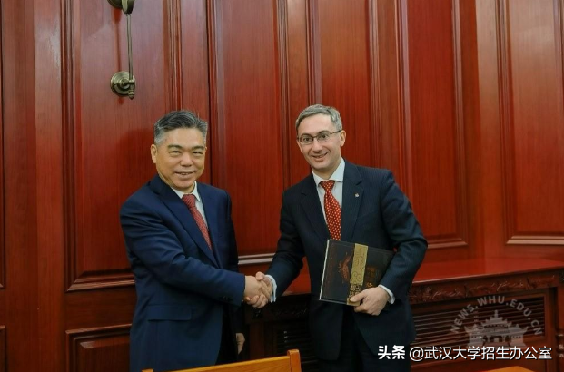 一年以来，美国、加拿大、巴基斯坦等外交官，纷纷来到武汉，都去了同一所大学！