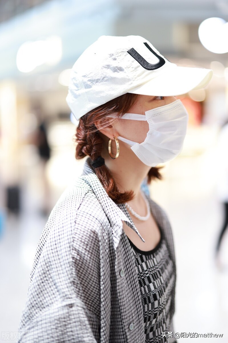 吴昕现身北京机场，头戴棒球帽梳两个麻花辫俏皮可爱