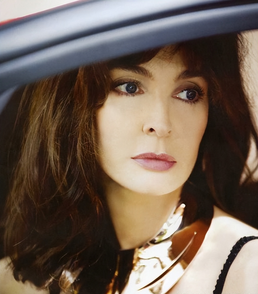 阿佳妮表示,自己发现米歇尔和安娜交往甚密,关系不同一般;对此,米歇尔