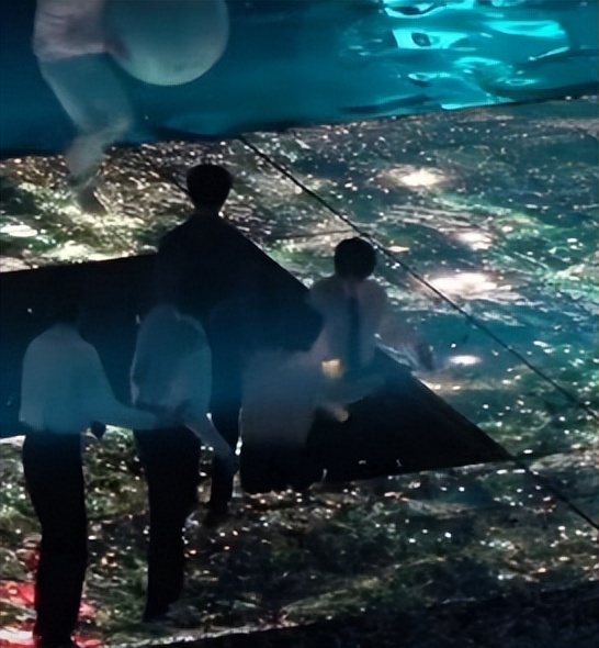 时代少年团遭闭麦，油漆当牛奶给人喝！娱圈的暗箱操作有多可怕？