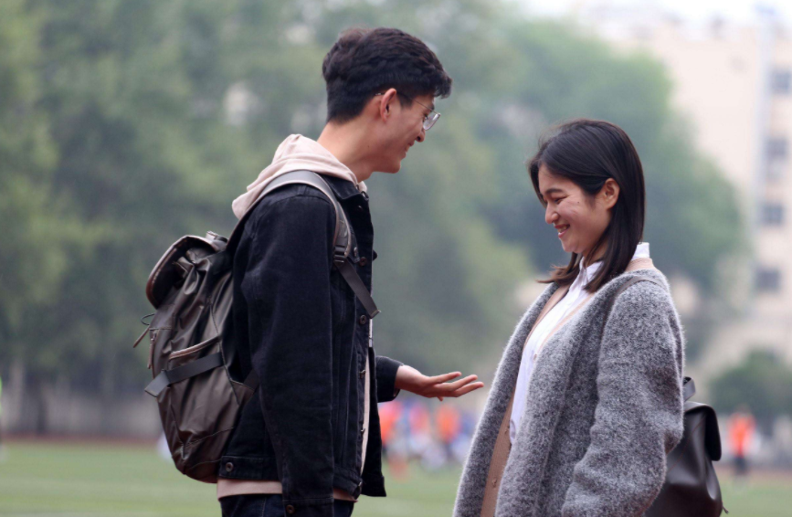 男生送外卖供女友上大学，毕业后却被甩，女生：我们不合适