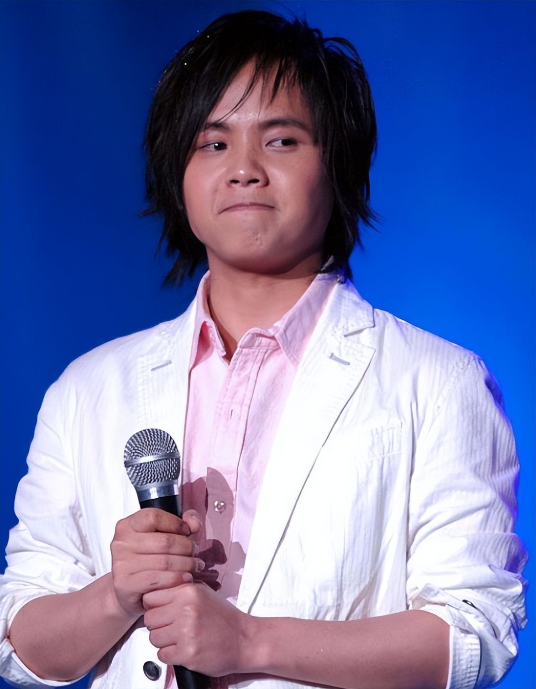 在北京经历过一段短暂的苦日子后,郑源终于发行了个人首张国语大碟