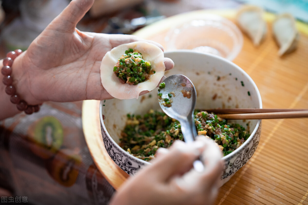 调肉饺子馅时，学会“3放2不放”，保准肉馅油润多汁，Q弹又鲜嫩