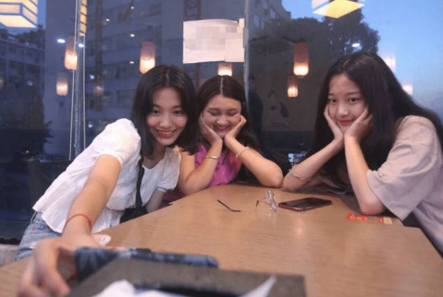 大学生校内、校外颜值对比，“杨迪”秒变“蔡徐坤”，差点认不出