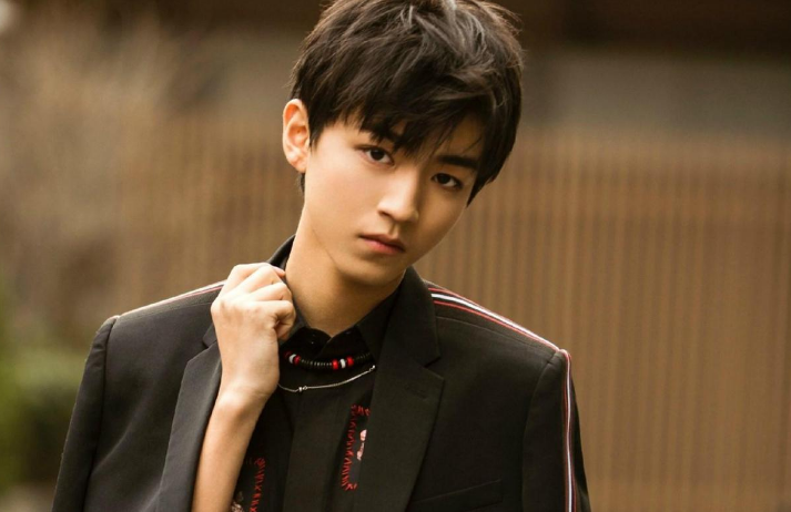 王俊凯：近照皮肤变黝黑，身材却还是非常纤瘦