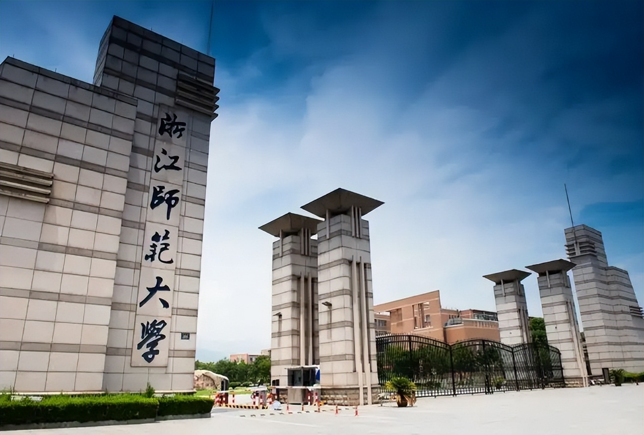 浙江一高校教授火了，穿搭比韦东奕还“简朴”，真实身份不一般