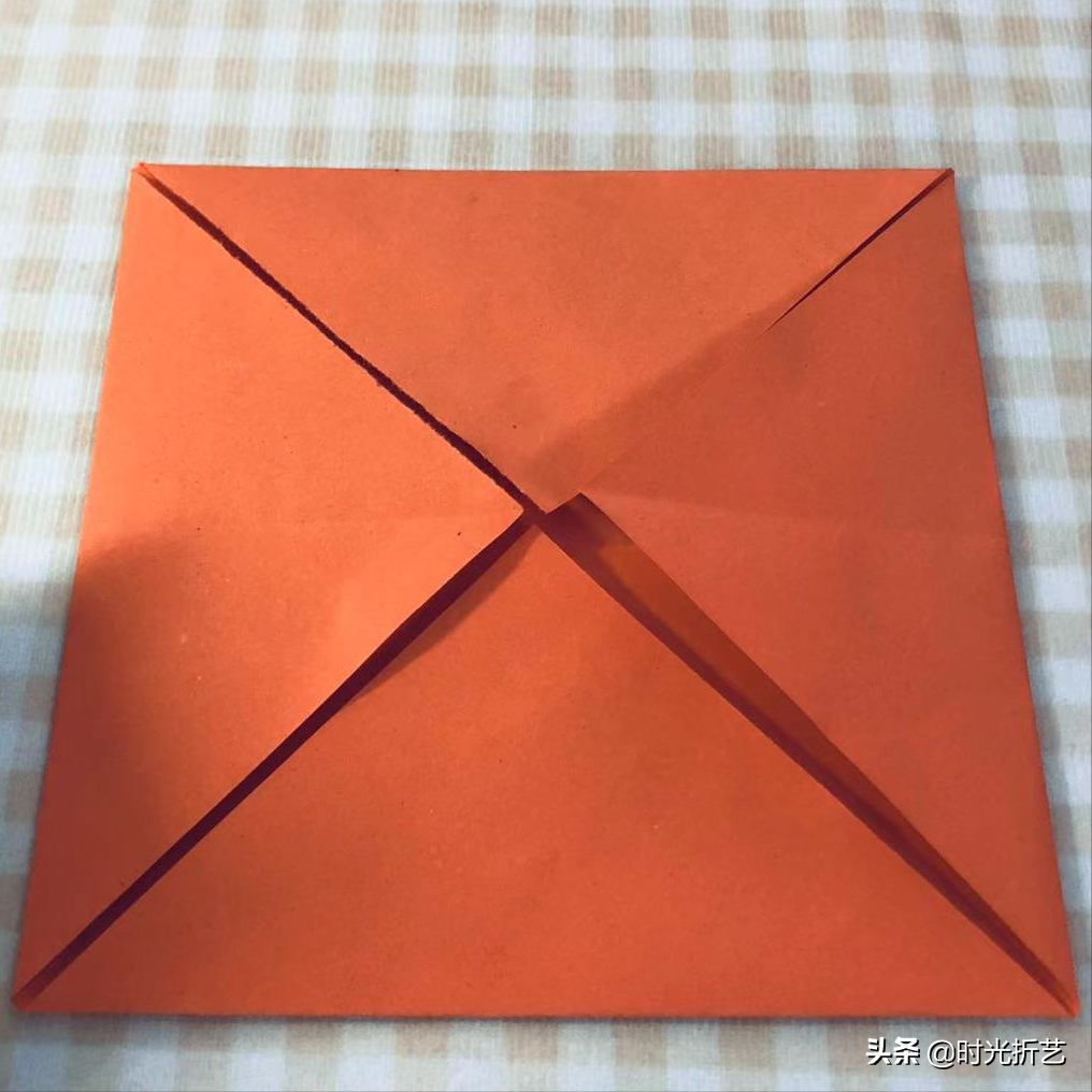 将四个角如图折叠,再将4边分别在对称折叠连续对折两次一张正方形纸1.