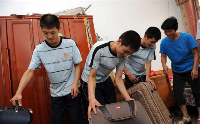 山东三胞胎同时考上同一大学，10年后同日成婚：爷爷盼着抱重孙