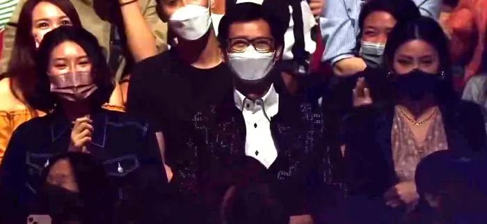 欣宜的演唱会太震撼了，父亲、妹妹都来祝贺，继母送了花篮