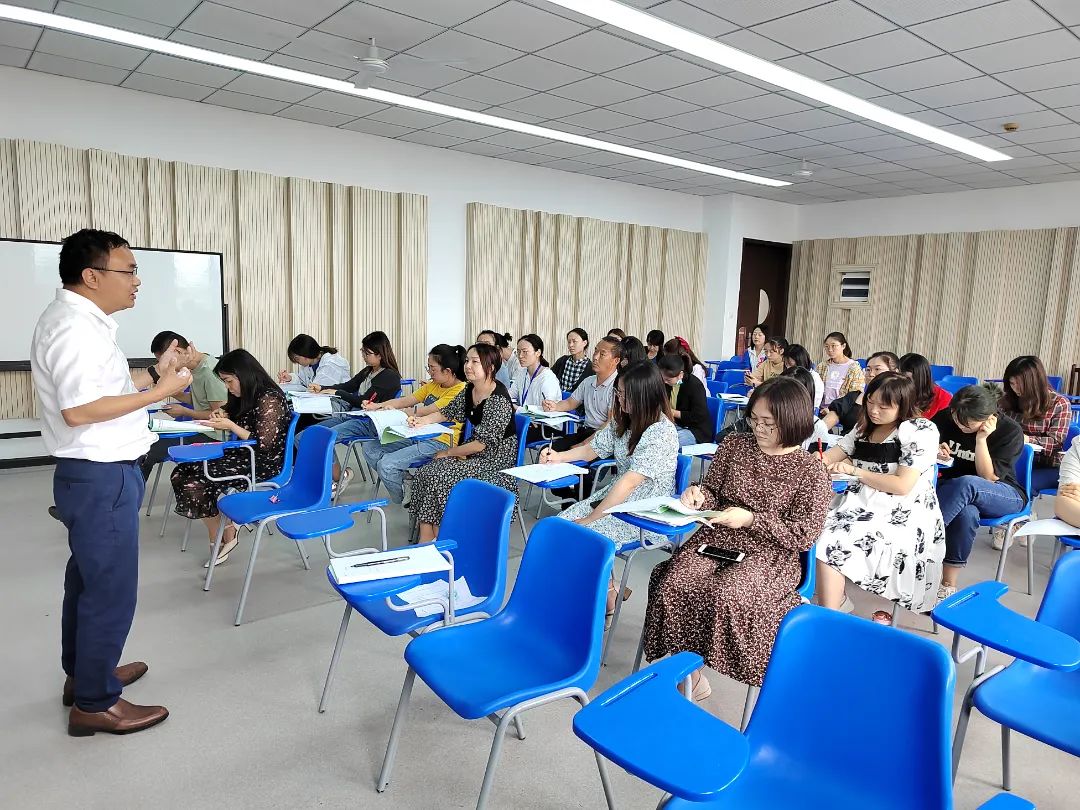 天府新区永兴小学张胜兵校长为永小语文教师上阅读题讲评示范课