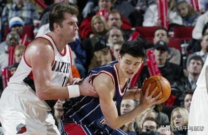 NBA名人堂名人</h2>

<p>　　“世界屋脊”——阿維達斯-薩博尼斯</p>

<p>　　薩博尼斯1995-1996賽季才出現在NBA賽場，當時他已經31歲，他在NBA打了7個賽季，場均貢獻12分7.3個籃板2.1次助攻0.8次搶斷1.1次蓋帽，投籃命中率為50%。他當選過1次周最佳球員，當選過1次月最佳新秀，入選最佳新秀陣容一陣，從沒入選過年度最佳陣容和最佳防守陣容，也從未入選過全明星陣容，但他卻在2011年和丹尼斯-羅德曼、克里斯-穆林、阿爾迪-吉爾摩一同入選名人堂。</p>

<p>　　<img alt=