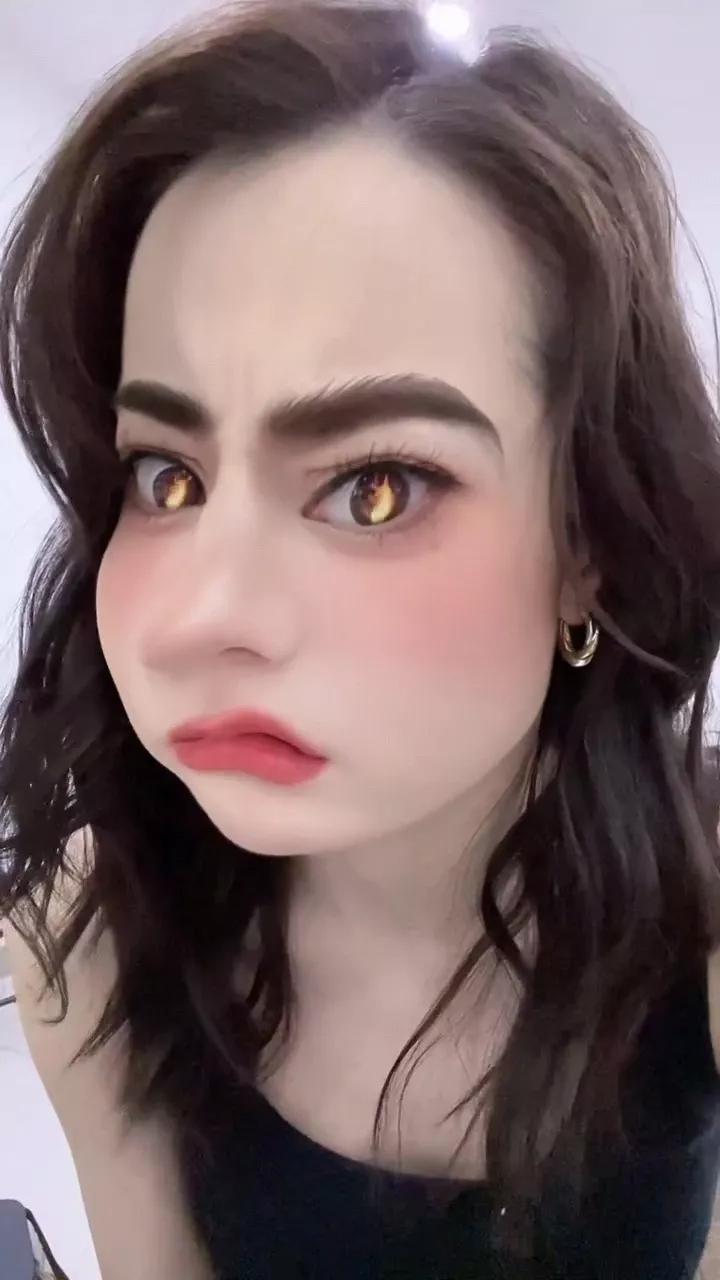 明星自拍:迪丽热巴的搞怪照片,让人眼界大开