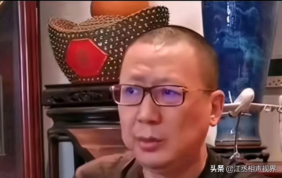 郭德纲说当年给汪洋打电话解释砸挂的事，他说没事，后来接到传票