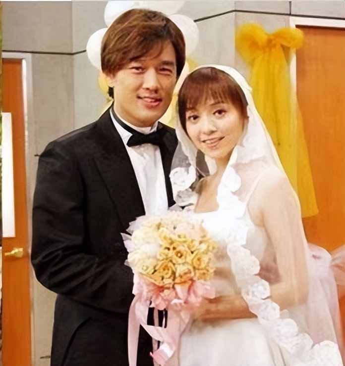 出道28年零绯闻，与青梅竹马初恋结婚，如今一家四口超幸福