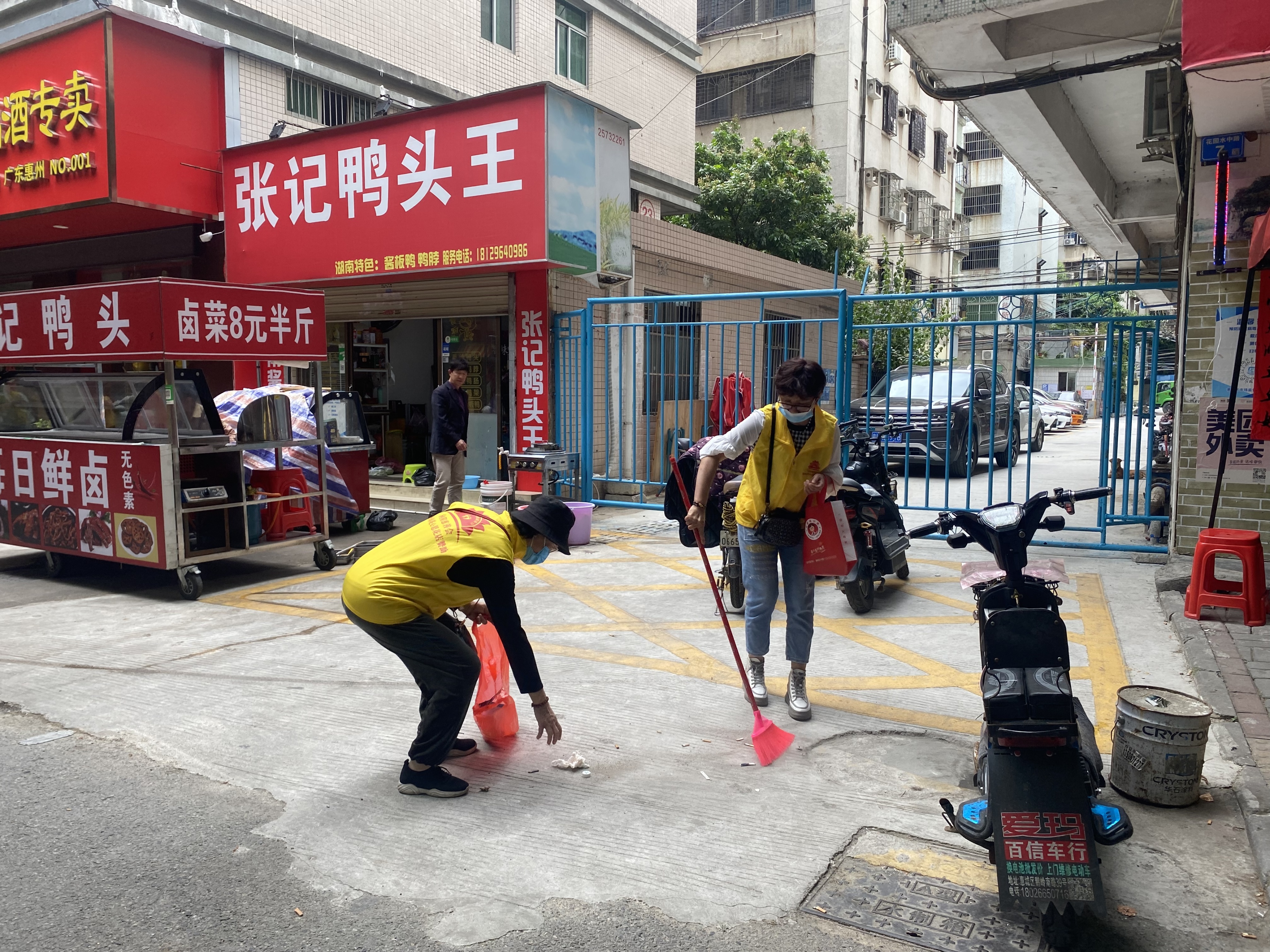 广东省惠州市向阳慈善会志愿者化身“保洁员”街头巷尾更清洁