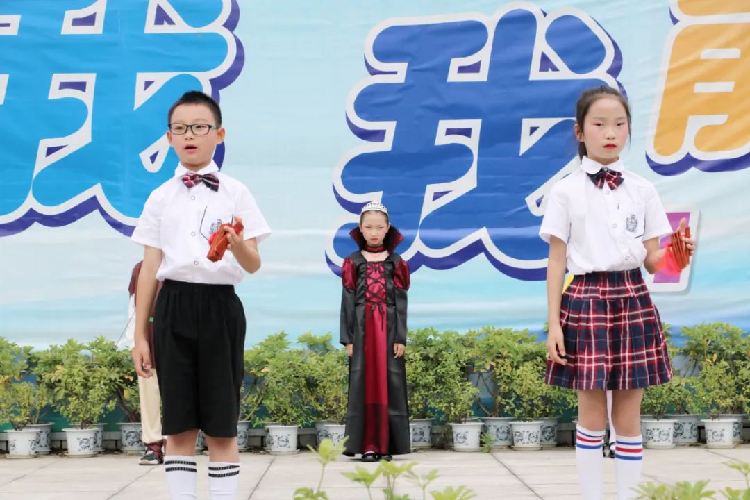 成都市双流区实验小学外国语学校兰花中队进行升旗仪式班级展示
