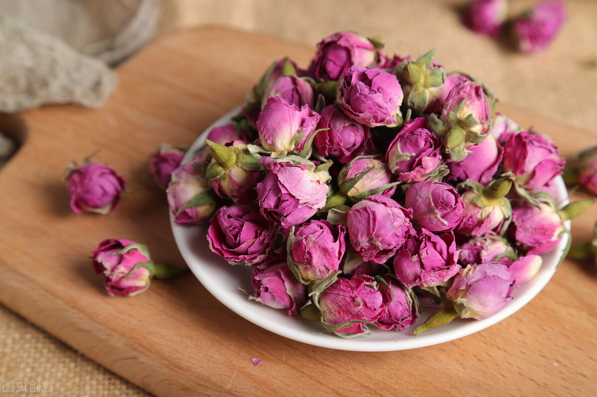 干玫瑰花泡水放几颗玫瑰花茶有哪些功效和什么搭配最好需要注意哪些