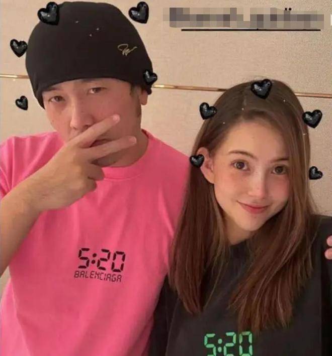 昆凌产后复出，状态超好，与老公周杰伦合照引热议