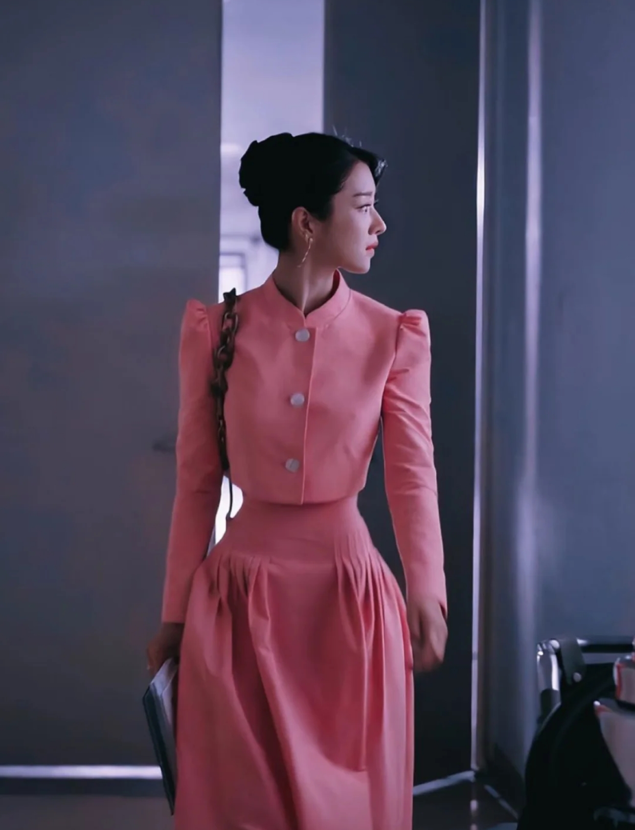 脸比手小，穿百万衣服勒出46cm寸腰！“疯批美人”徐睿知又惊艳了