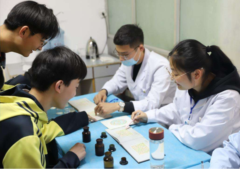 高考体检要“一丝不挂”？高三党瑟瑟发抖，医生：你以为我想看？