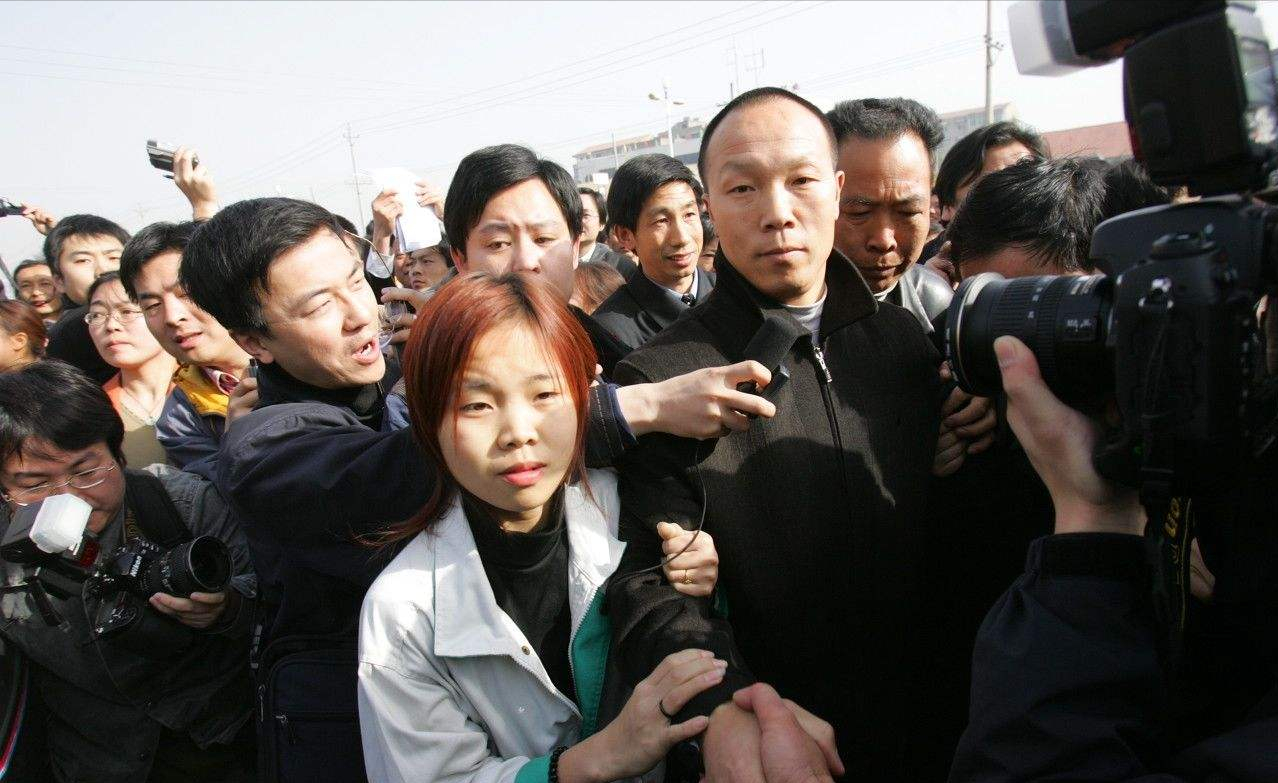 男子因杀妻被判15年，11年后“亡妻”突然回家，已和他人结婚生子