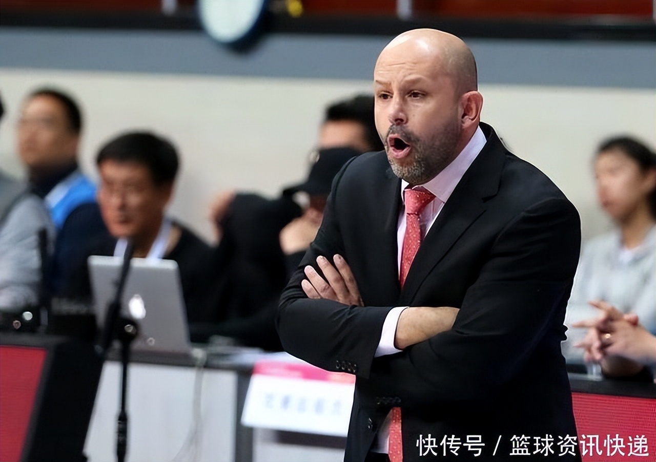 籃球比賽可以報多少人（CBA中職籃一支球隊可以有幾名球員？有多少人可以出現在替補席？）