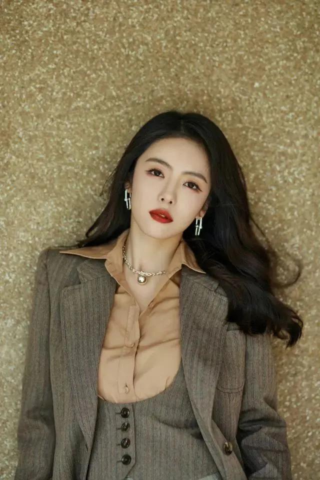2014世界杯主题曲女歌手是谁（蔡文静，一个会颠覆你以前认知的美女）