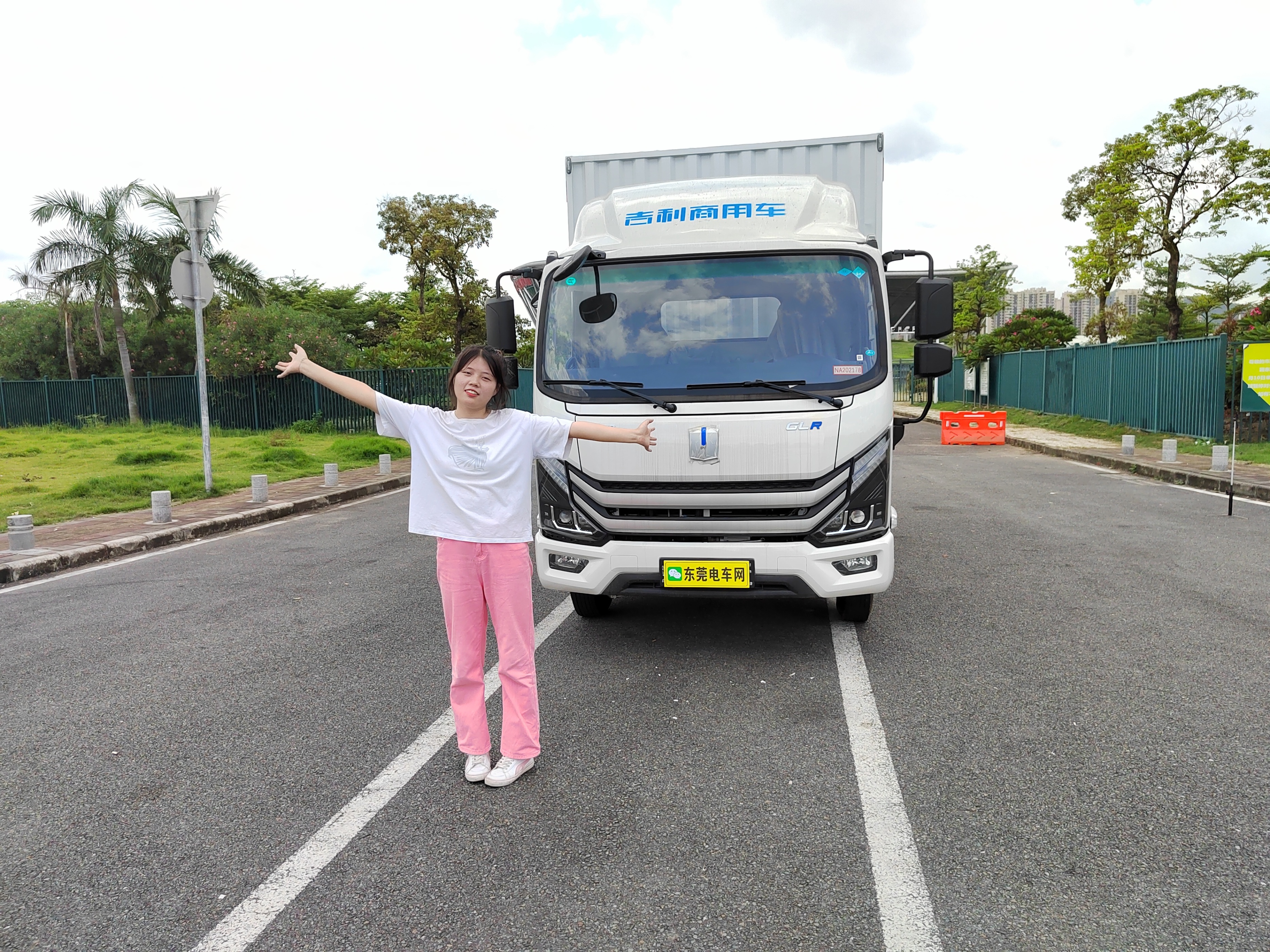 00后第一次买车，买的是吉利远程GLR能源车，感觉非常不错