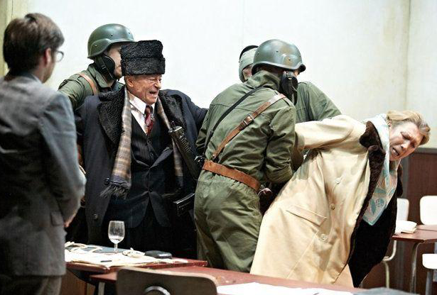 齐要塞斯库犯的啥罪(他是总统，在位25年，被打100多枪，成为死得最惨的国家领导人)