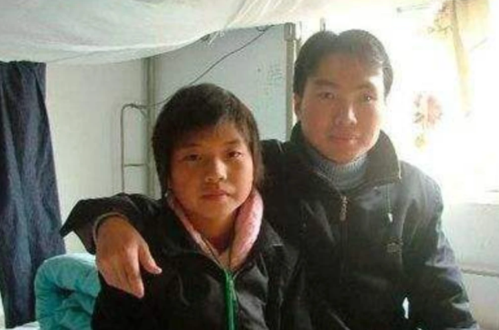 18年前，带着妹妹读大学，在学校捡破烂的21岁河南男孩，如今咋样