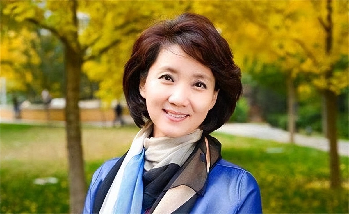 央视cctv13主持人(央视"首席女主播",《新闻联播》26年0失误,今59岁)