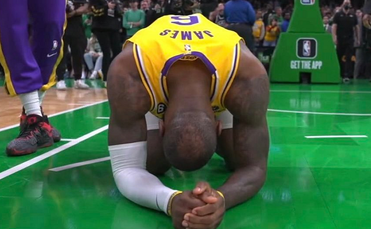 今天nba球員為什么跪地（巨大爭議！湖人客場連遭誤判，詹姆斯咆哮+跪地，輿論一邊倒）