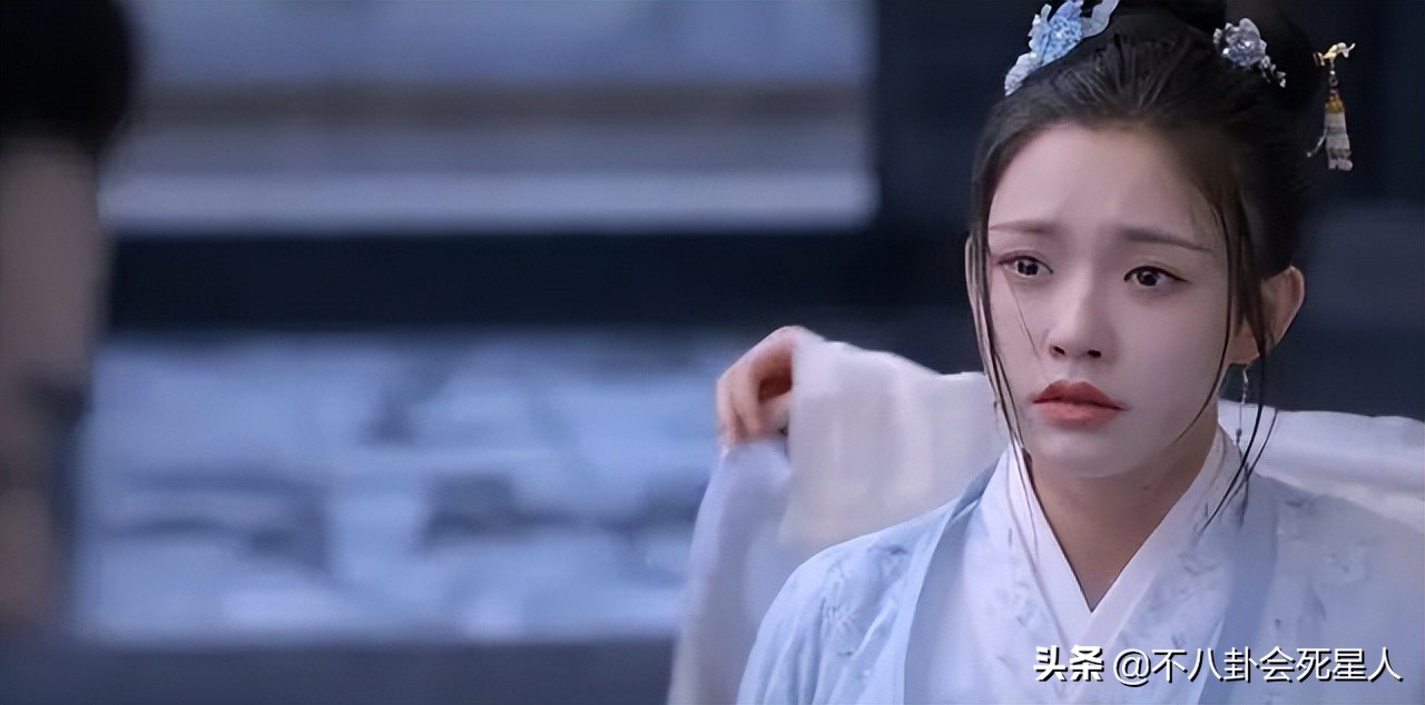 娱乐圈“一眼美人”太多了，全靠妆容造型加持，样貌缺点很明显