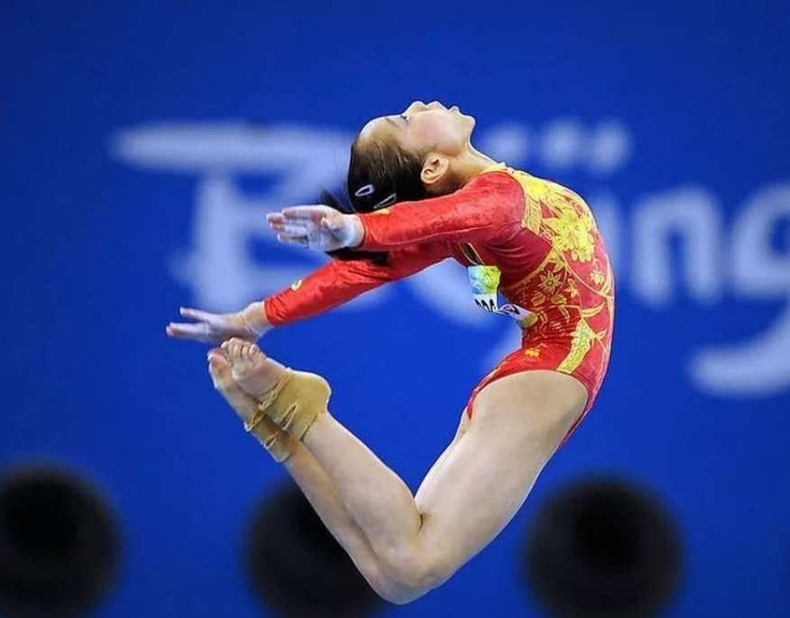 有时候她也会想起自己训练的时光,桑兰在1981年6月11日的时候出生.