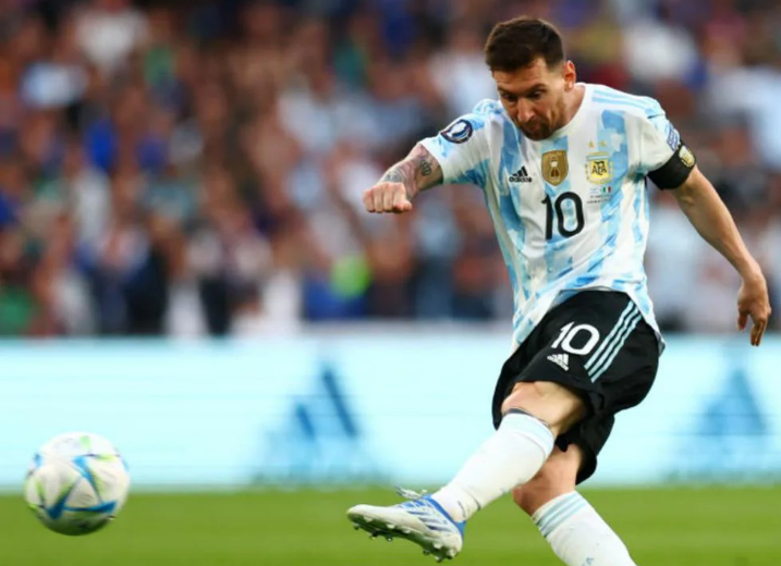 意大利阿根廷历史交手（3-0夺冠！3-1晋级！世界足坛刺激一夜：阿根廷卫冕，乌克兰进决赛）