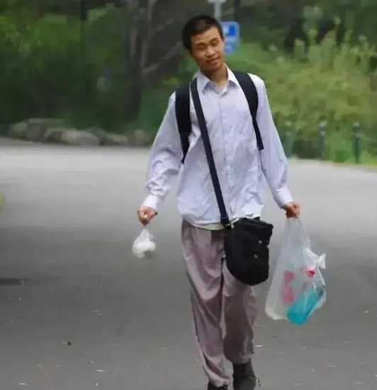 北大韦东奕月开销300元，被讽刺买不起房，真实收入打脸网友