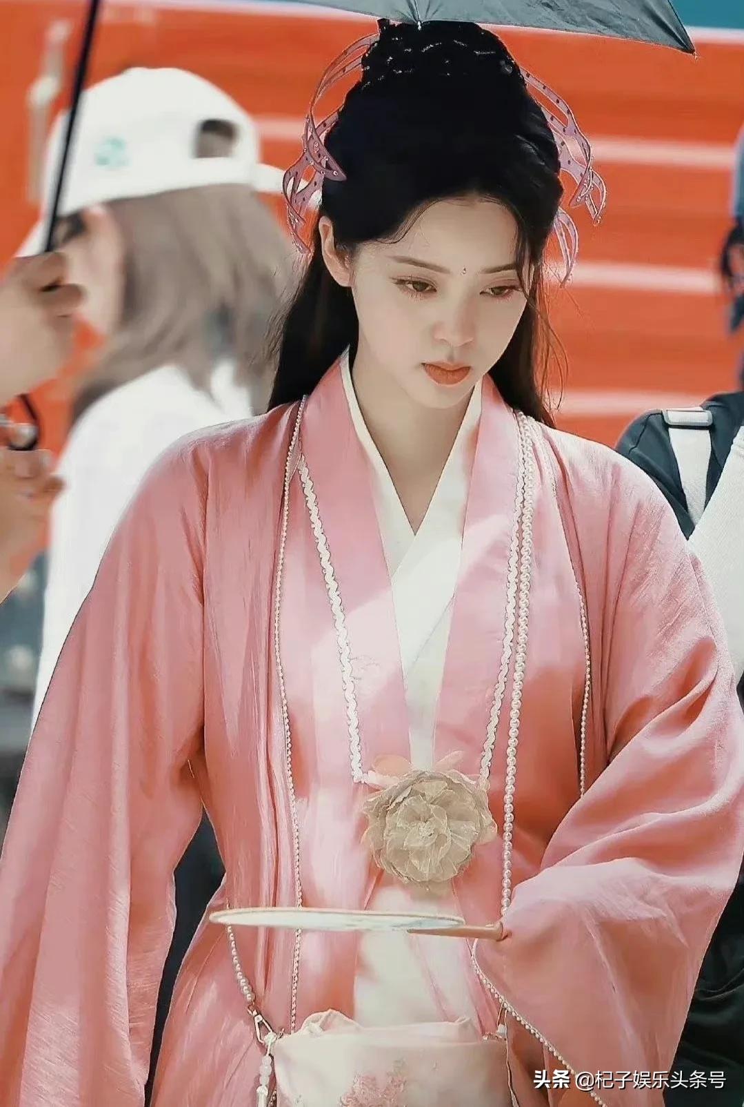 萌探剧照：杨颖cos郭芙蓉，张嘉倪cos佟掌柜，欧阳娜娜cos周芷若