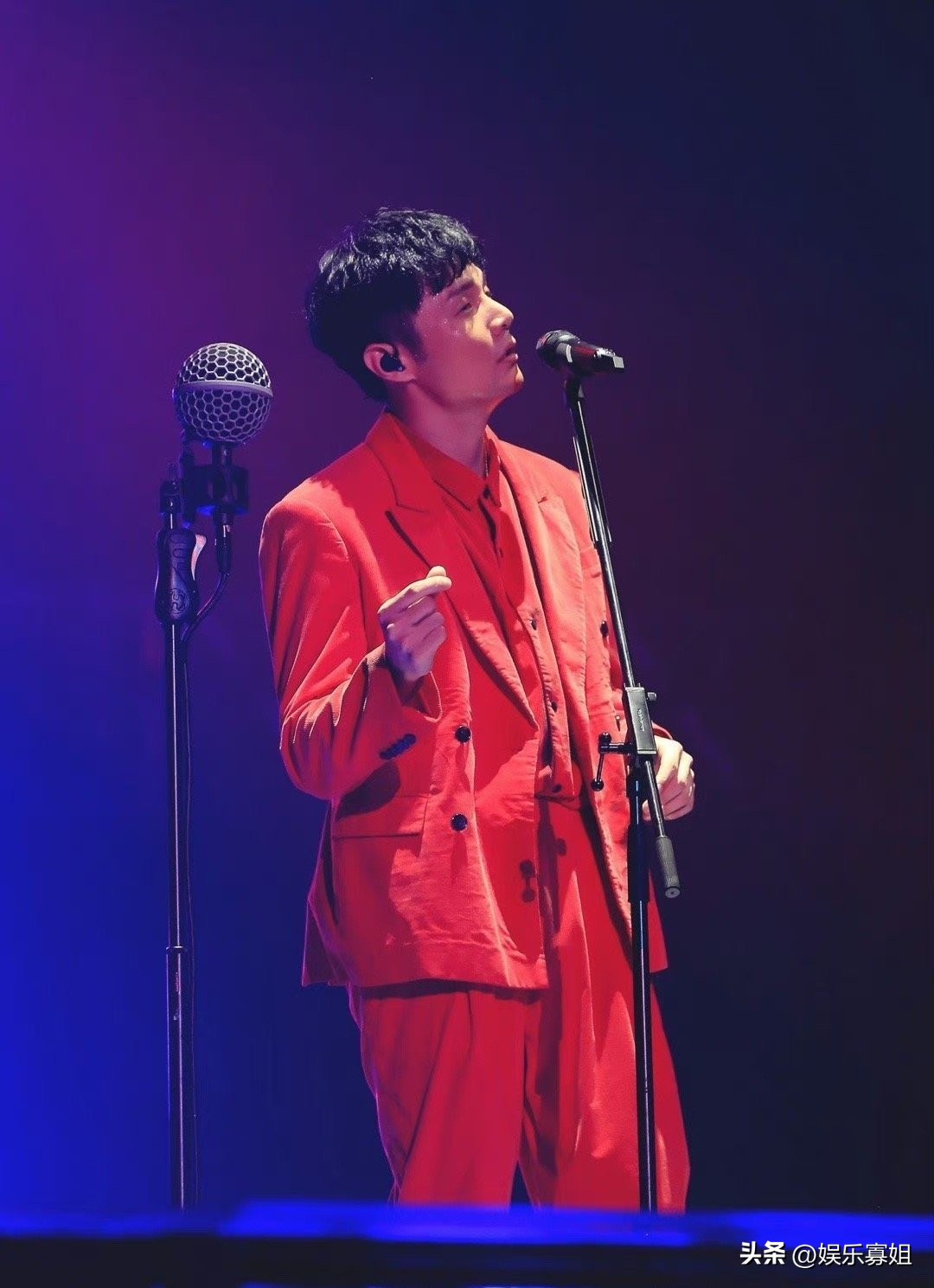 真夫妻就是甜!杨丞琳现身李荣浩演唱会,还叫大家不要喊她名字