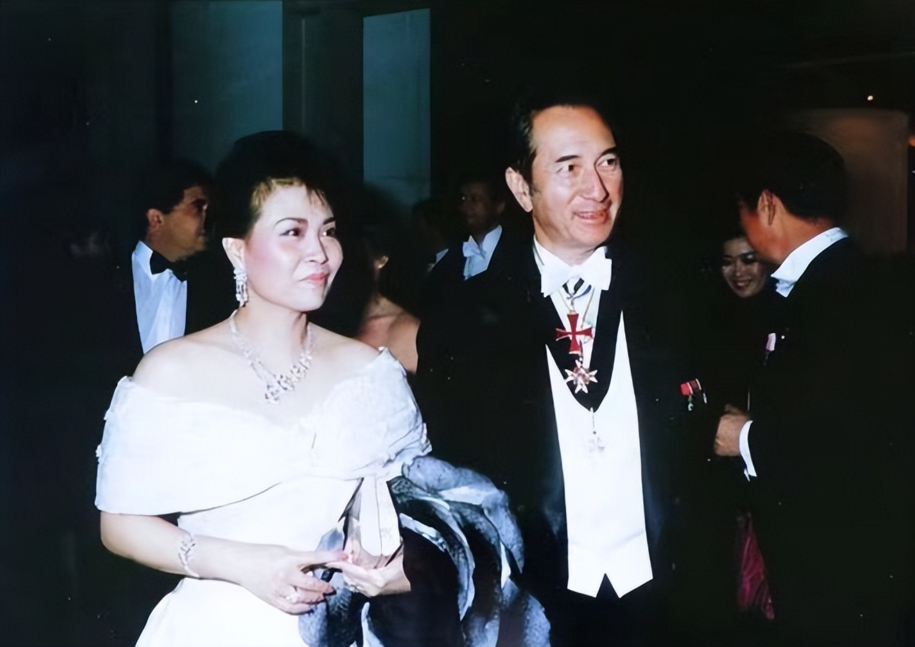 赌王二太去世，三四房子女忙露营庆生，何超仪曾讽刺其母小三小四