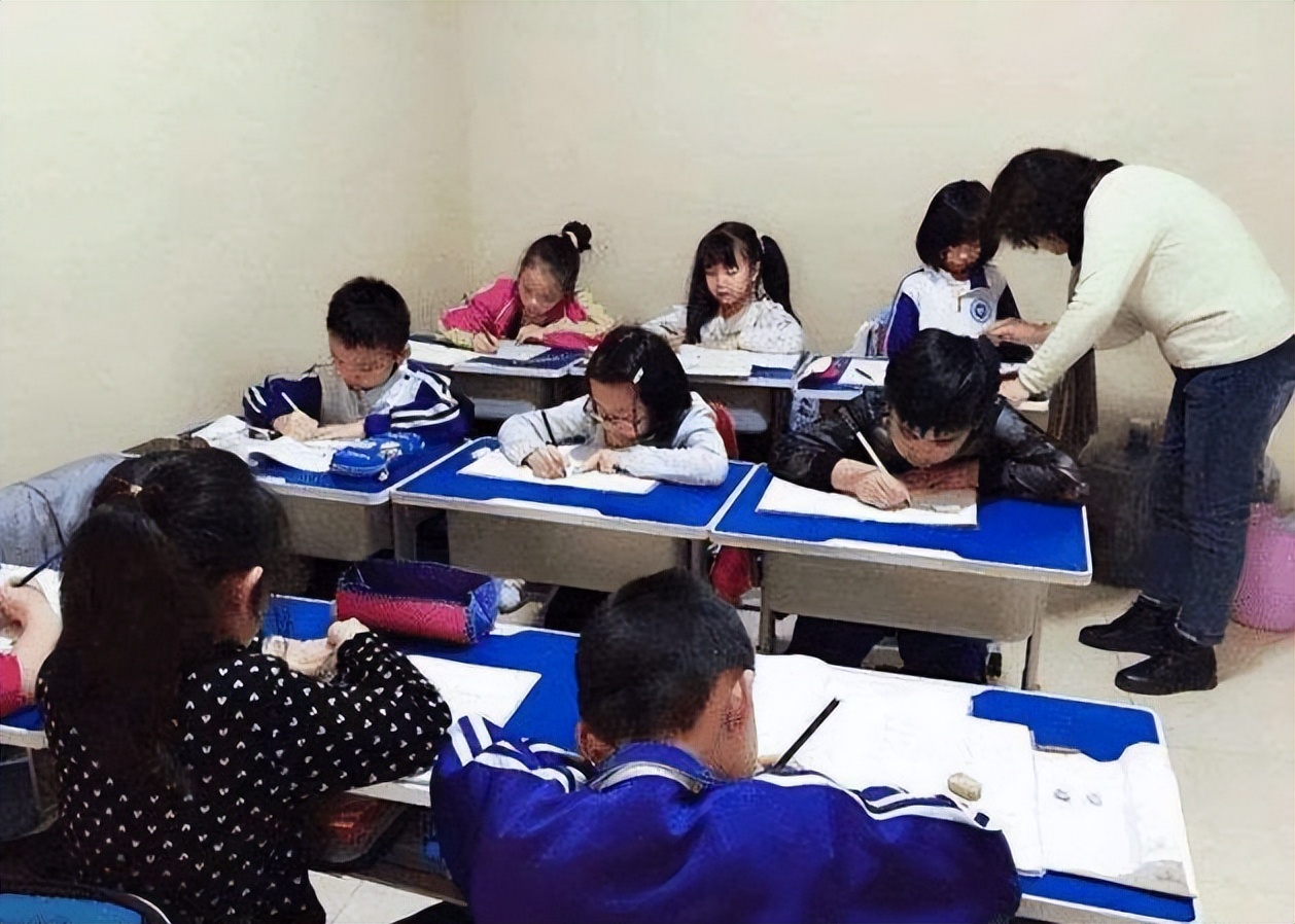 培训班纷纷“下架”后，坊间兴起“新型补课”，演绎挂羊头卖狗肉