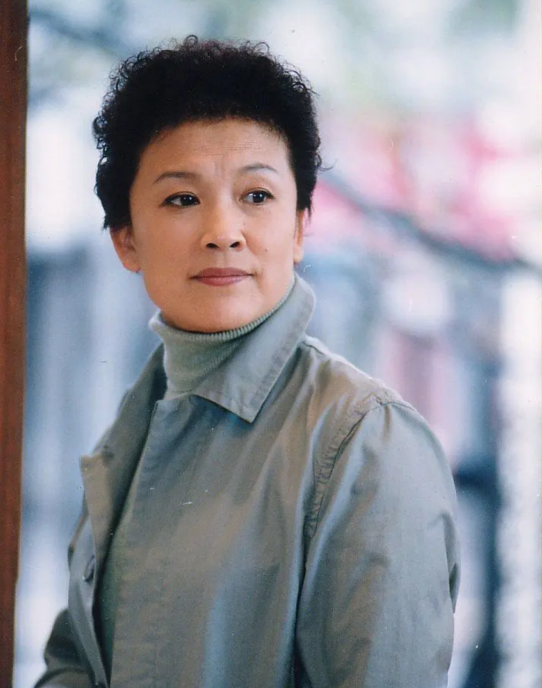 演员宋春丽：因拍戏终身不育，61岁却如愿当上母亲，自称无怨无悔