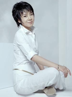 离婚18年了，闫妮和前夫邹伟的人生状况，有何不同？