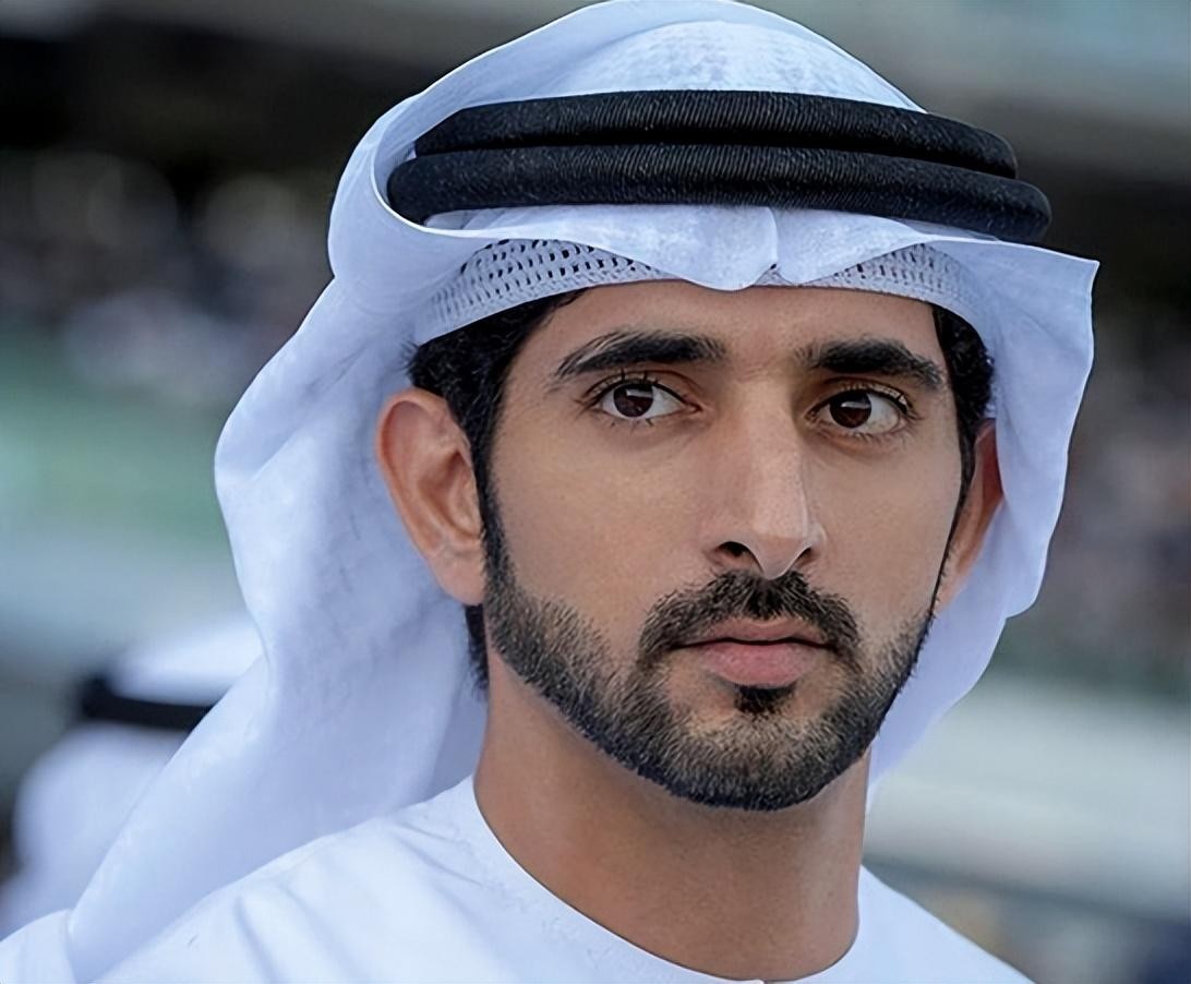 2015年,迪拜王室嫡长子猝死,哈曼丹扛起哥哥遗体下葬,哭红了眼