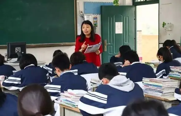 班主任突击查手机，一般人只会扔抽屉里，这波操作才是真正高手