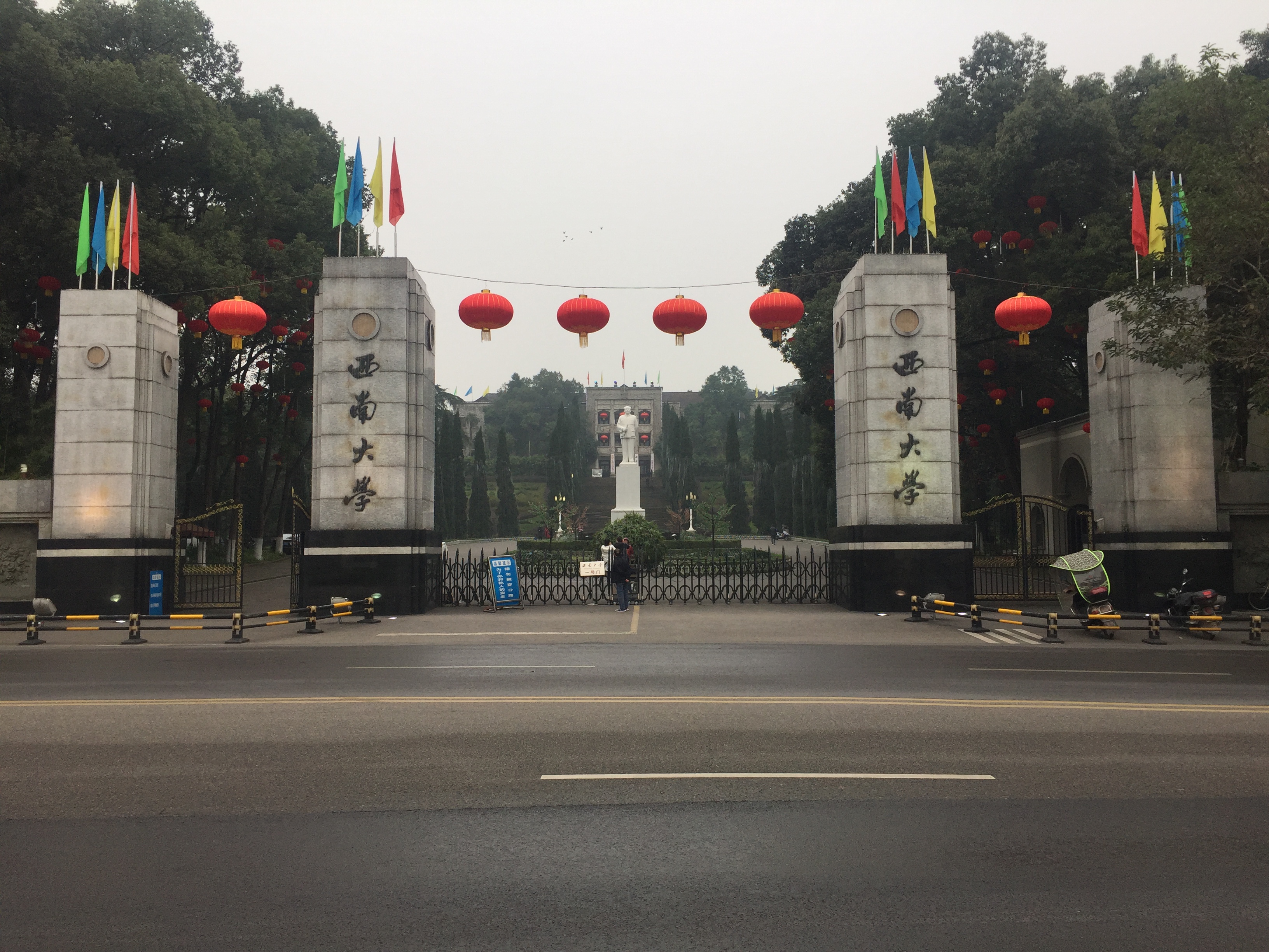 重庆高考志愿公费师范生热，席卷一众985王牌专业，为何会这样？