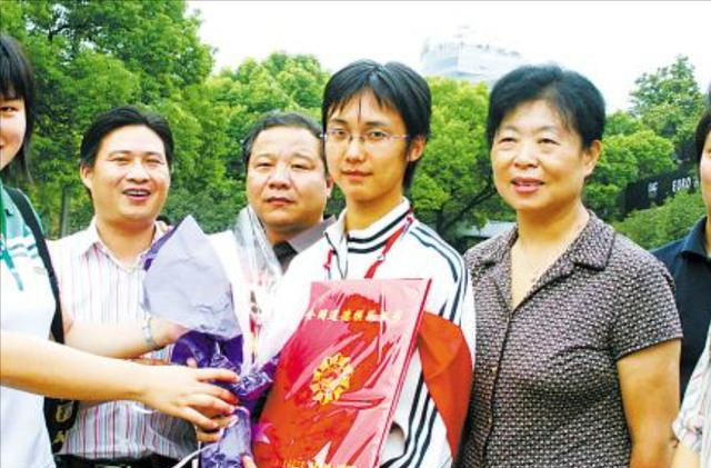 17年前，浙江19岁男孩背着母亲上大学，29岁不顾反对变性为女人