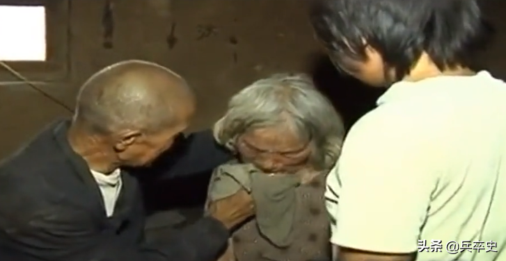 2010年，河南18岁少女“工地”搬水泥赚学费，家里穷的盐都买不起