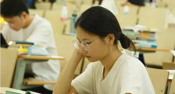 “体制内男友”再添一名！明星都难逃的编制魅力，究竟有多香