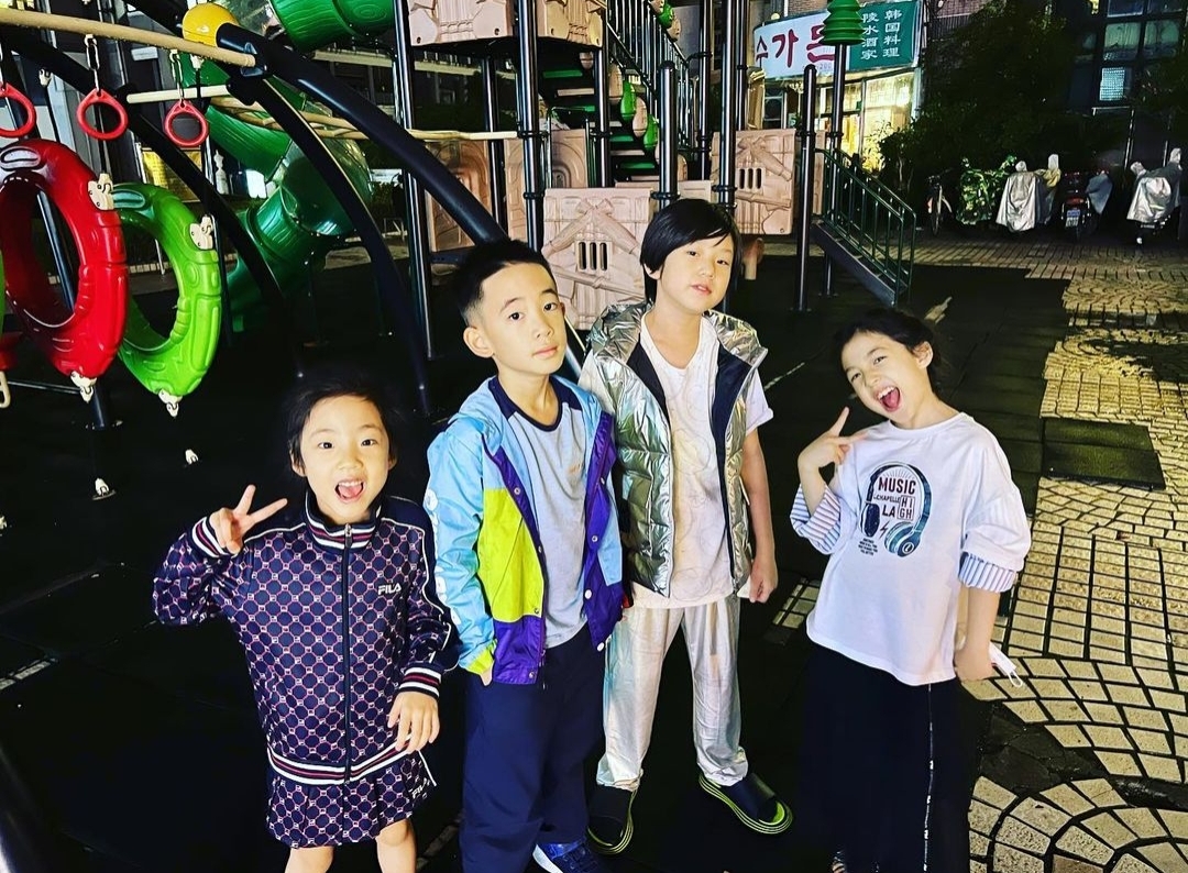 刘畊宏晒爸爸5聚会照，春哥一手抱Jasper一手抱小泡芙，笑容满足