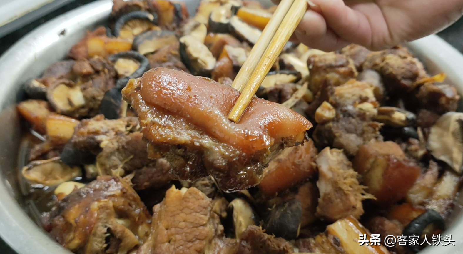 客家人过年吃的焖肉，做法原来那么简单，一次做70斤，好吃不腻